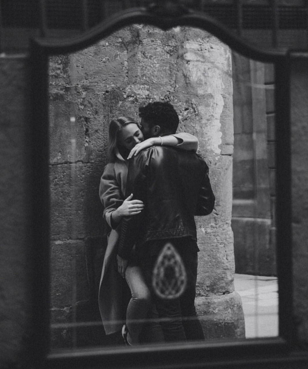 pareja besándose en la calle