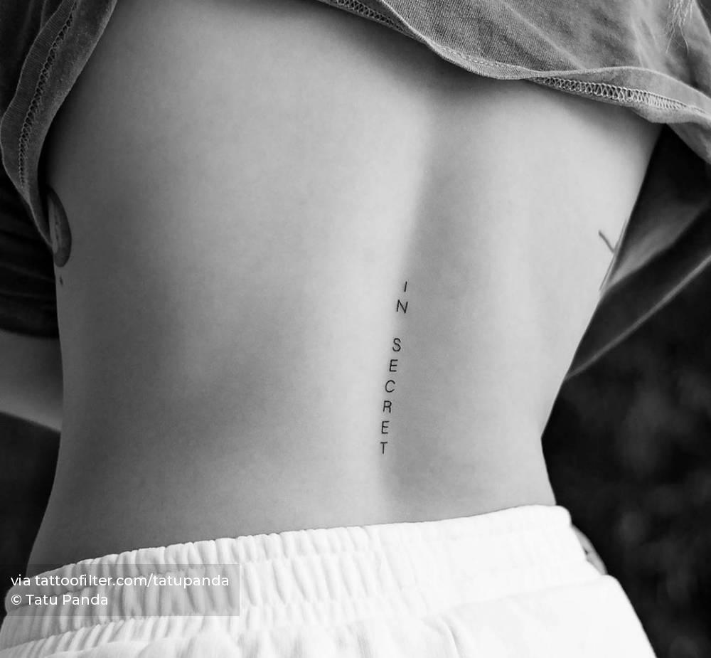 tatuaje en frase vertical para la espalda