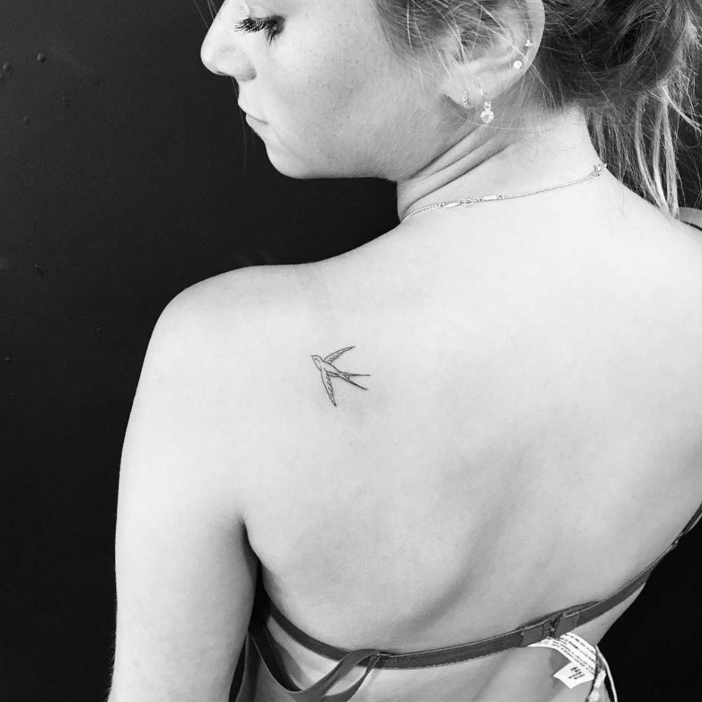 tatuaje de golondrina para la espalda