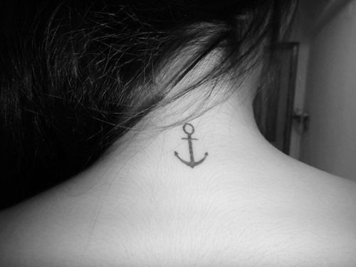 Ideas de tatuajes minimalistas para la espalda y su significado: Ancla