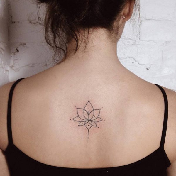 tatuaje pequeño de mandala en la espalda