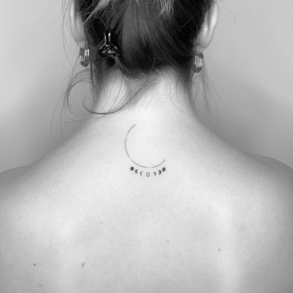 Ideas de tatuajes minimalistas para la espalda y su significado: Luna