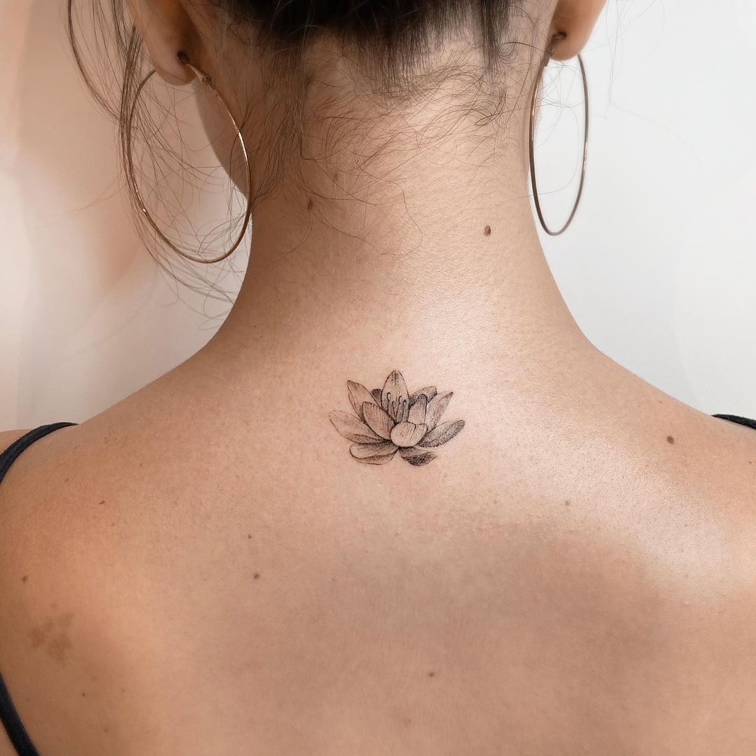 tatuaje bonito de mandala en la espalda