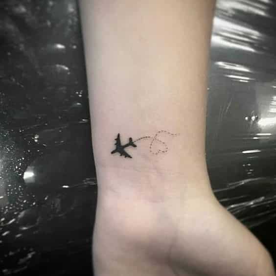 avion tatuajes minimalista