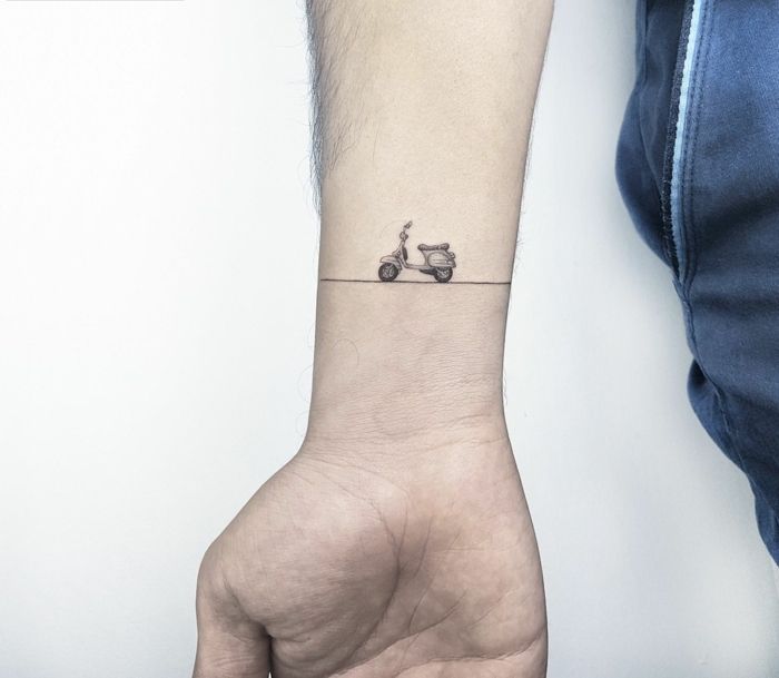 moto tatuaje minimalista