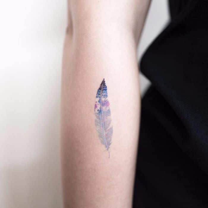 pluma tatuaje minimalista