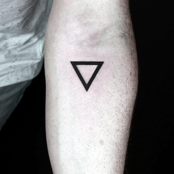 triangualo tatuaje minimalista