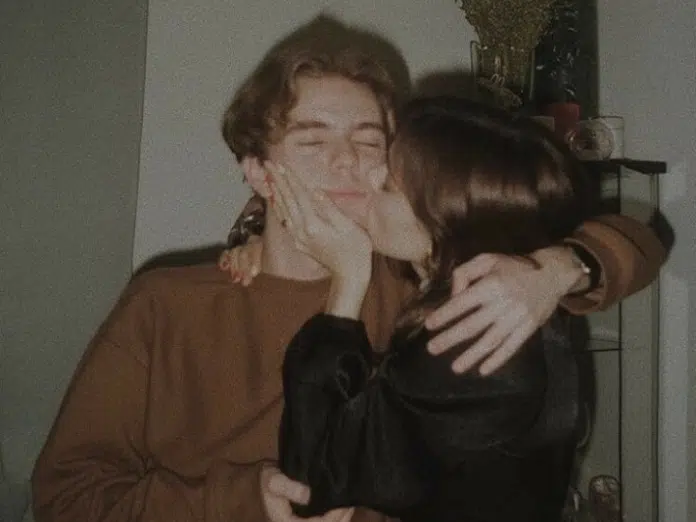 morder los labios al besar