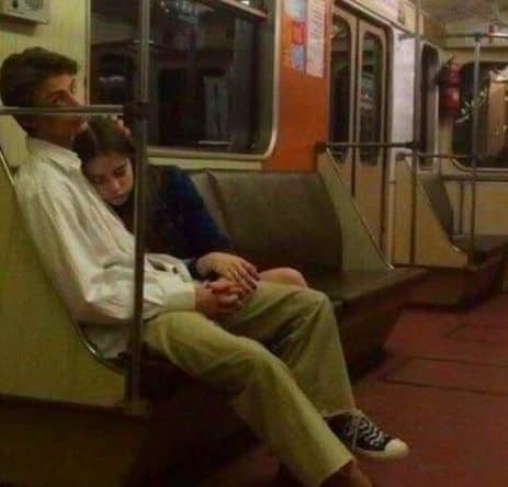 hombre y mujer en el metro