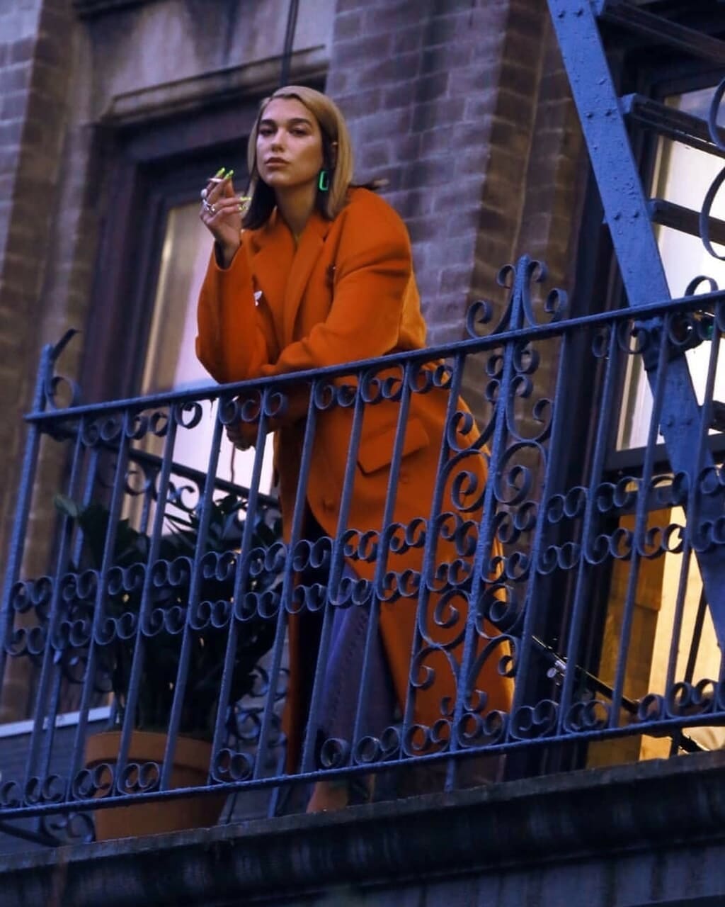 mujer en el balcón de una casa