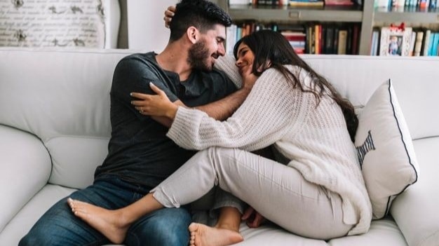 La manera en te sientas en el sofá con tu pareja dice mucho de la relación