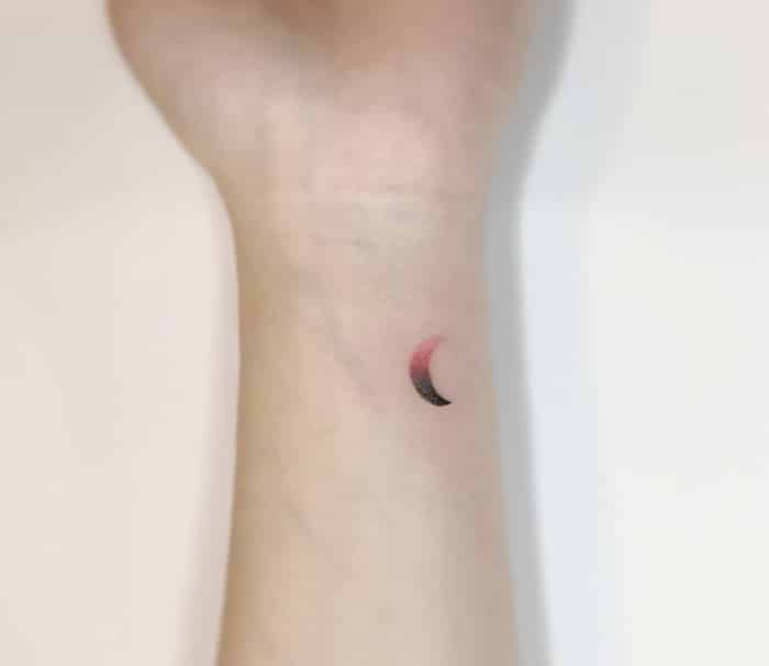 Tatuajes minimalistas: fase de luna