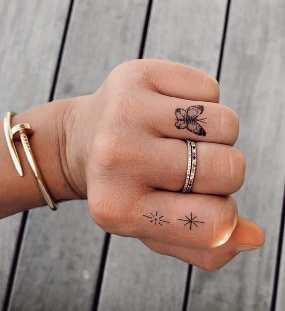 Tatuajes pequeños de mariposas en la mano