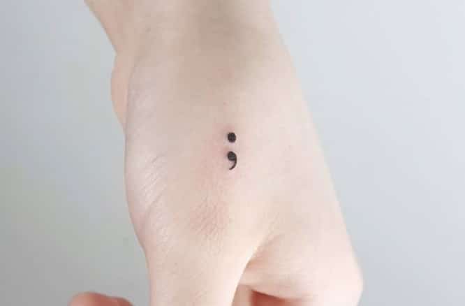 Tatuajes minimalistas con un punto y coma