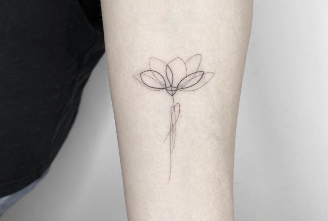 ideas de tatuajes minimalistas: flor de loto