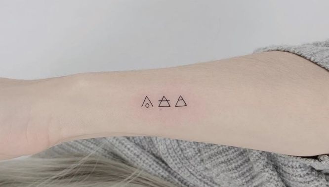 ideas de tatuajes minimalistas: glifo