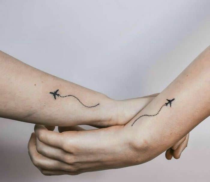 ideas de tatuajes minimalistas: avion