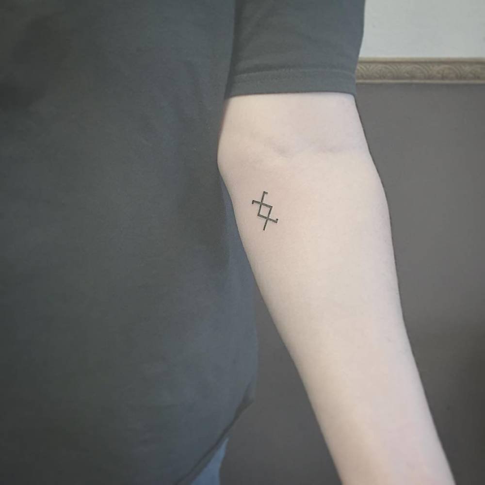 ideas de tatuajes minimalistas: runa hinguz