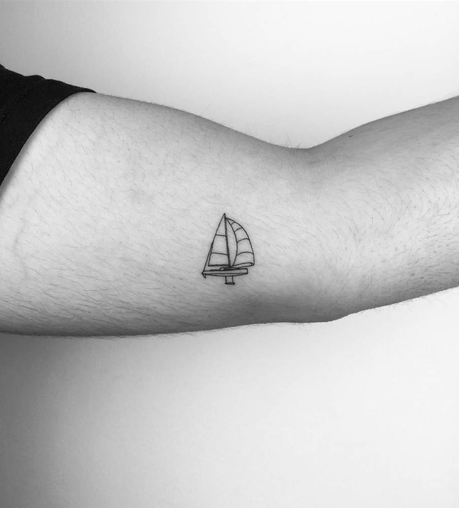 ideas de tatuajes minimalistas: velero