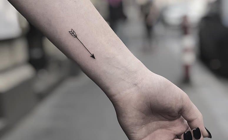ideas de tatuajes minimalistas: flechas