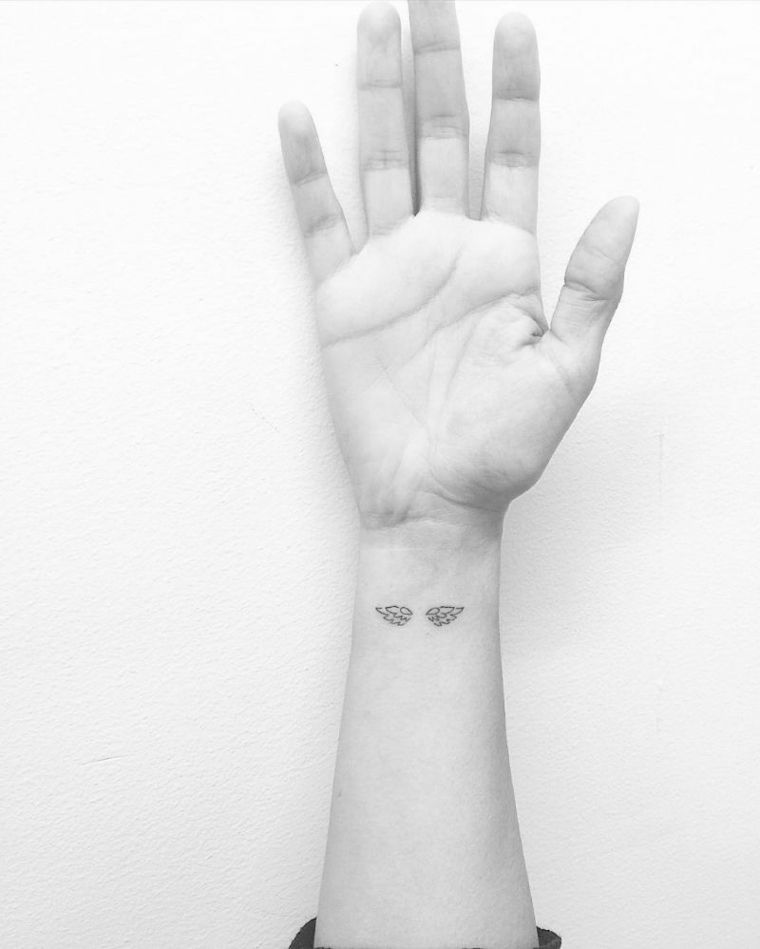 ideas de tatuajes minimalistas: alas