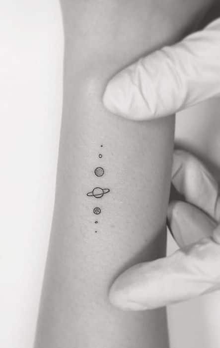 ideas de tatuajes minimalistas: planetas