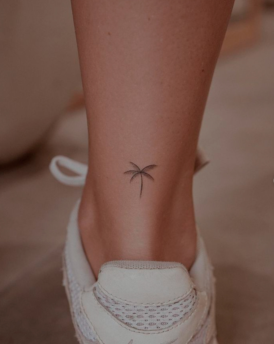 Tatuaje pequeño de palmera