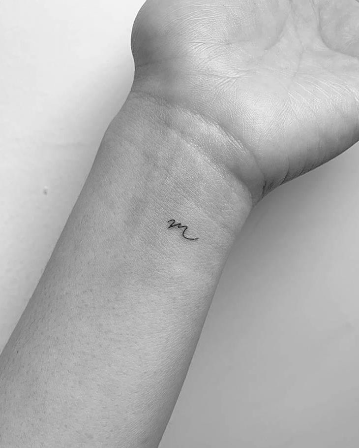 Tattoos con inicial en el brazo