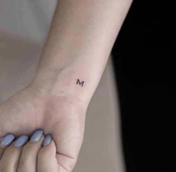 Tatuaje con una inicial