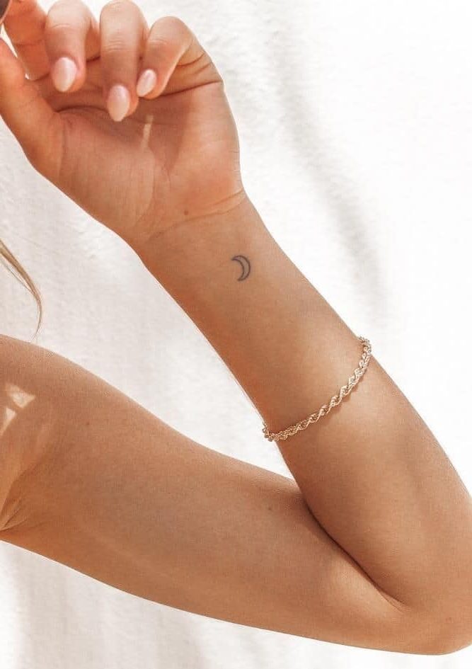 Tatuaje de luna en el brazo
