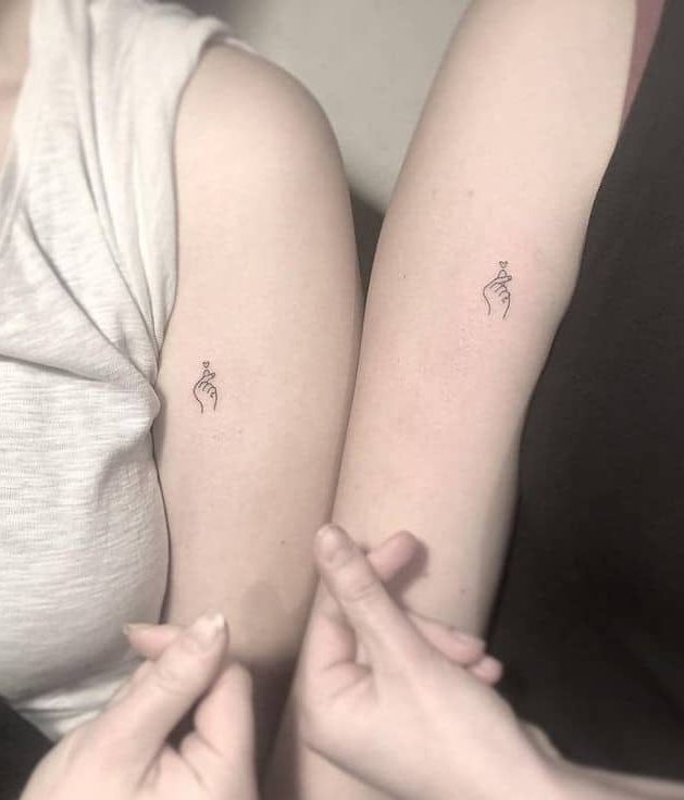 Tatuaje para dos personas en el brazo