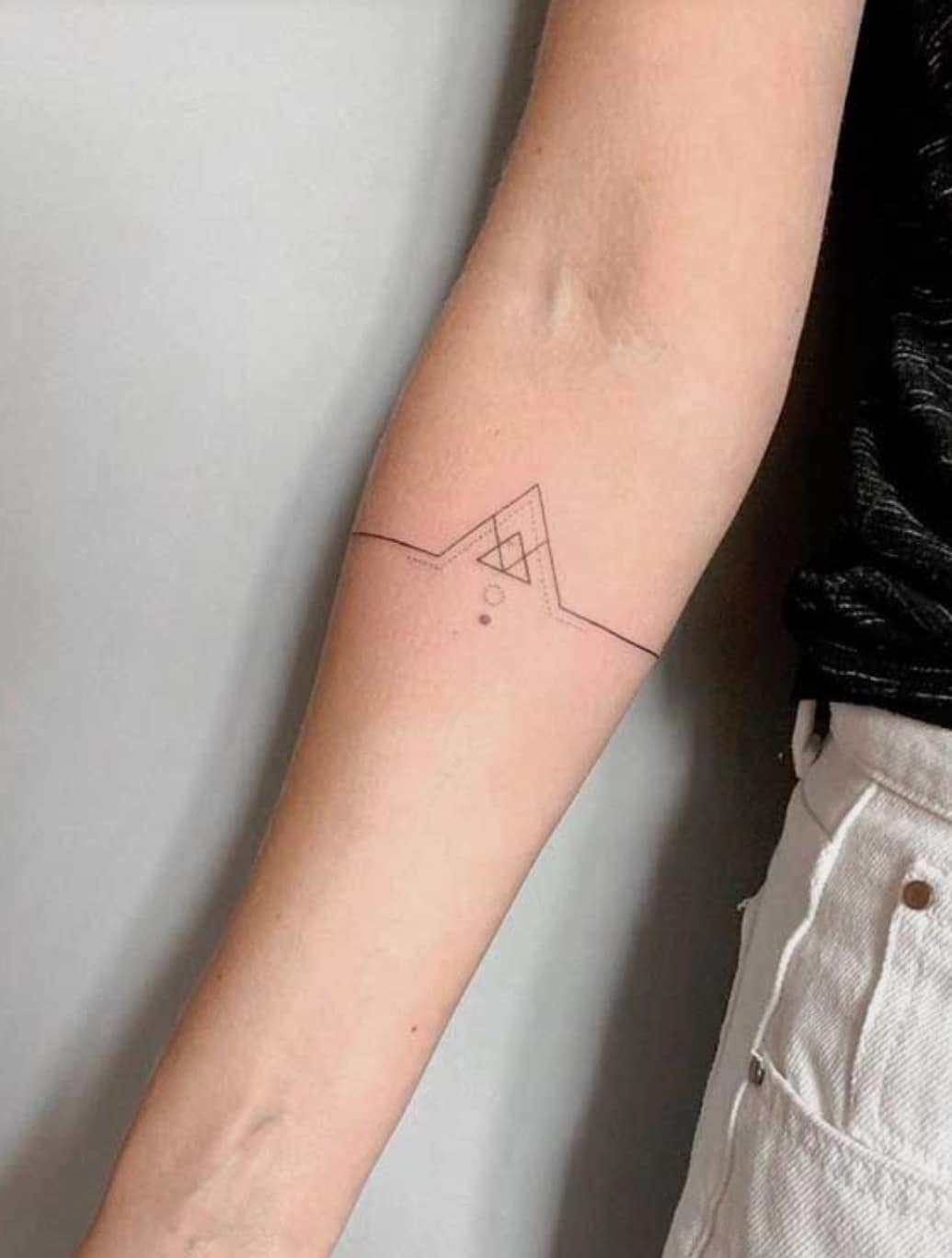 Tatuaje de triángulo lineal