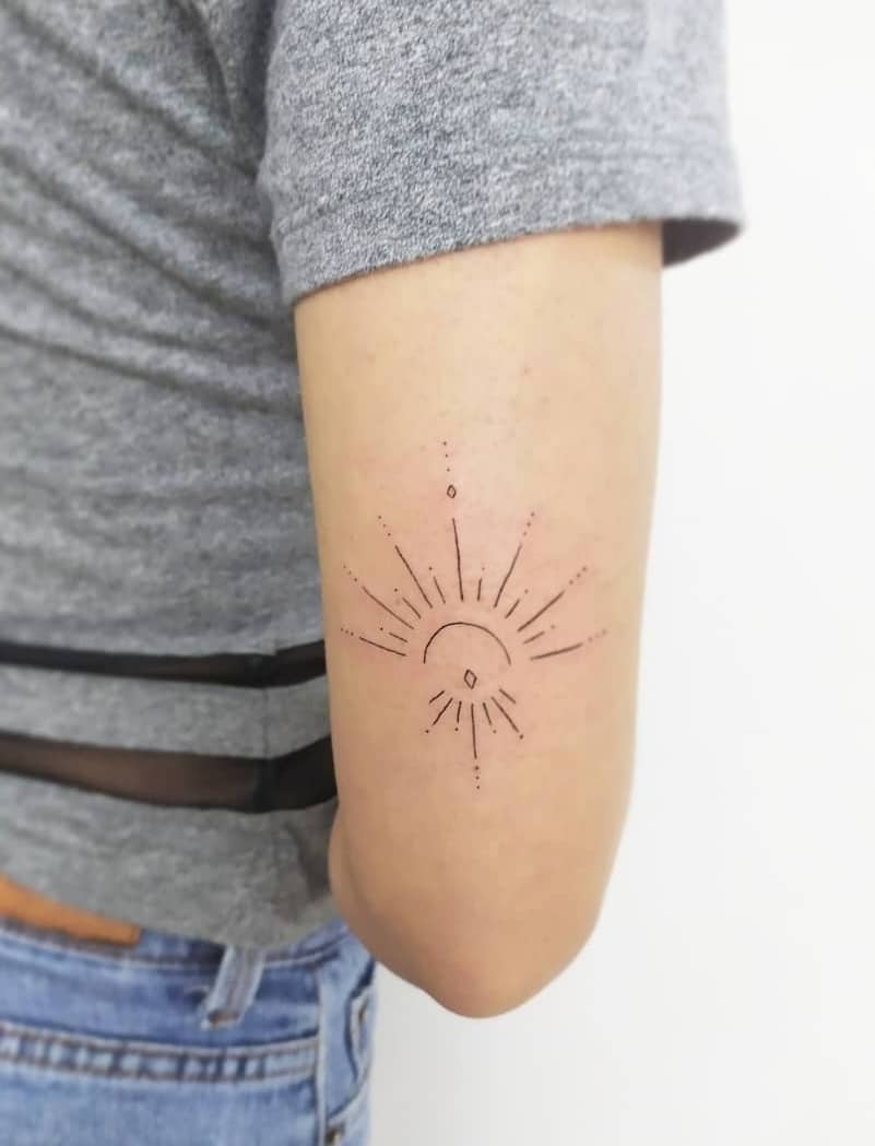 Tatuaje de sol y luna minimalista
