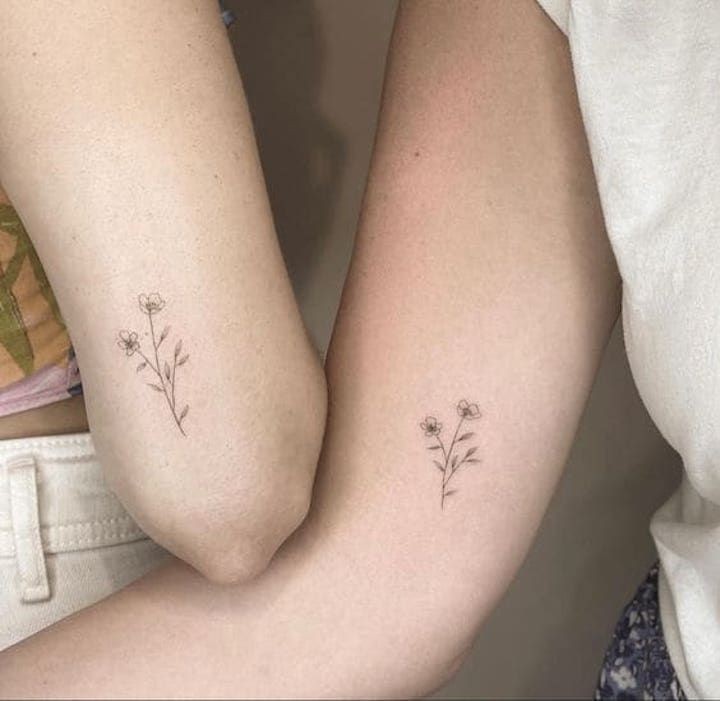 Tatuaje de flores para amigas