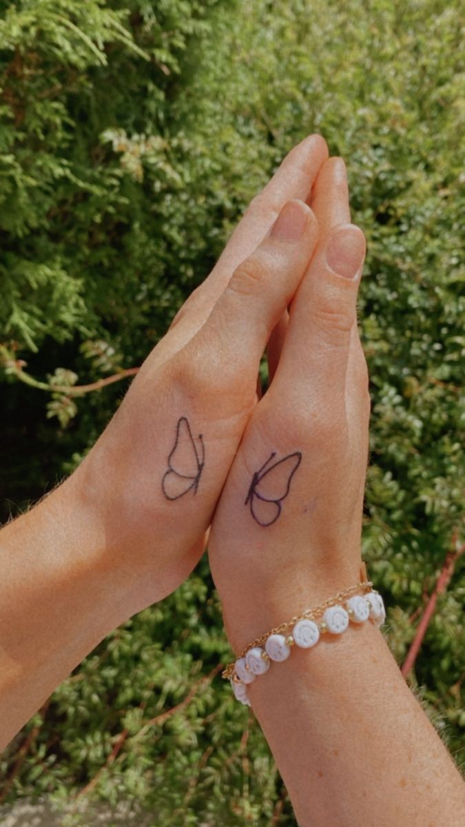 Tatuaje de mariposa en amigas