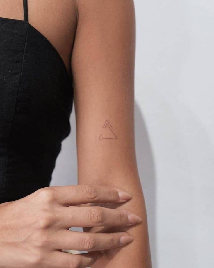 Tatuaje triángulo lineal