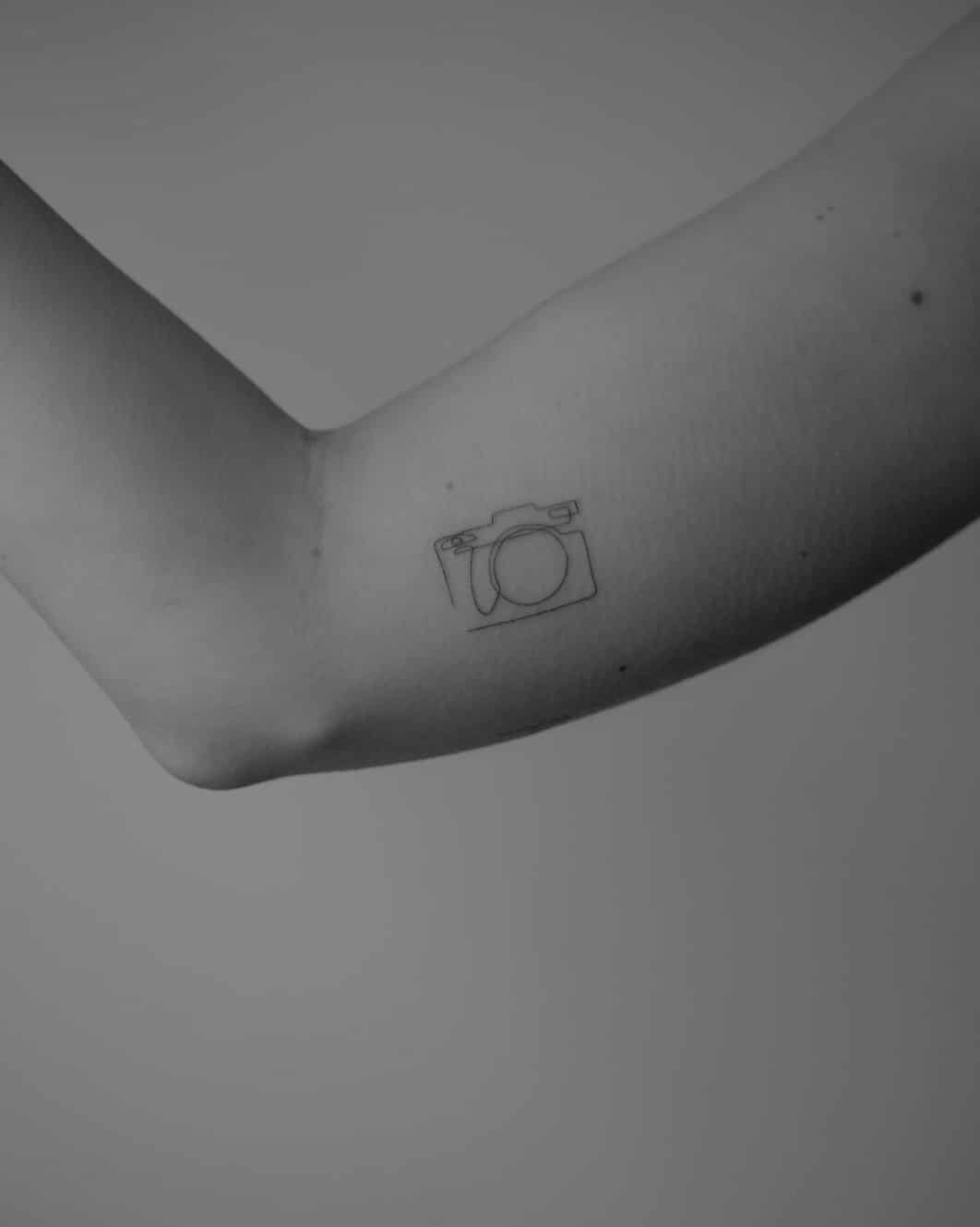 Tatuaje lineal de cámara