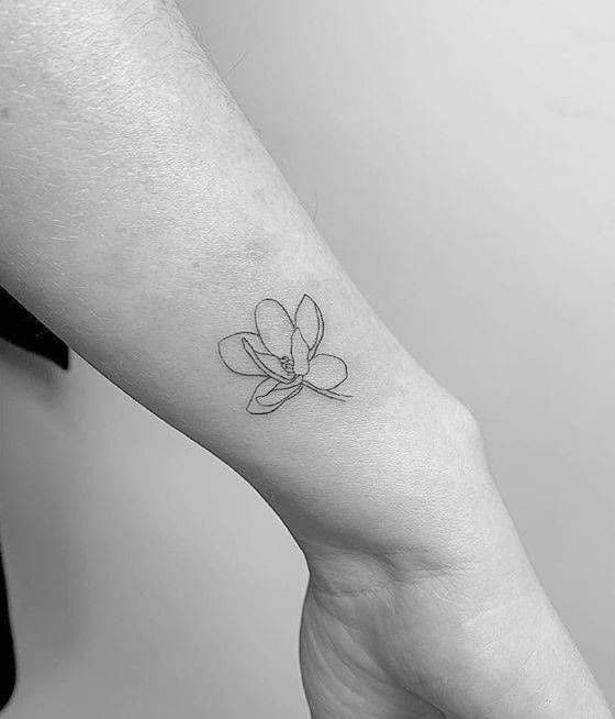 Tatuaje pequeño lineal flor de loto