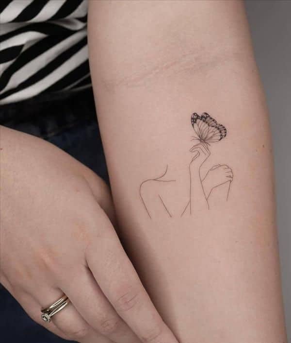 Tatuaje lineal mariposa y mujer