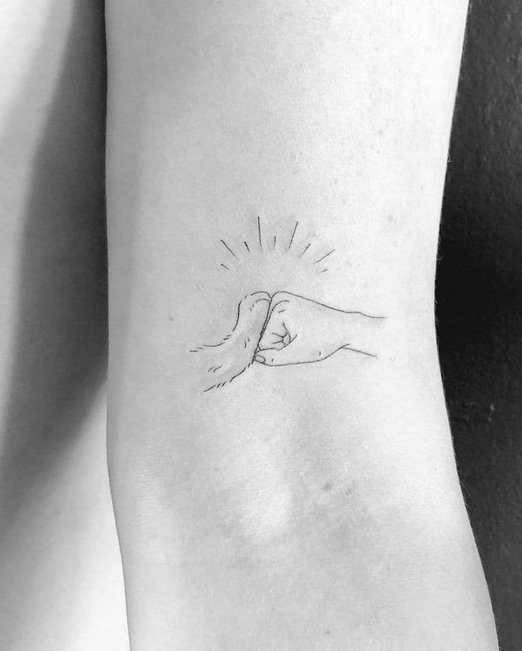 Tatuaje lineal pata y mano