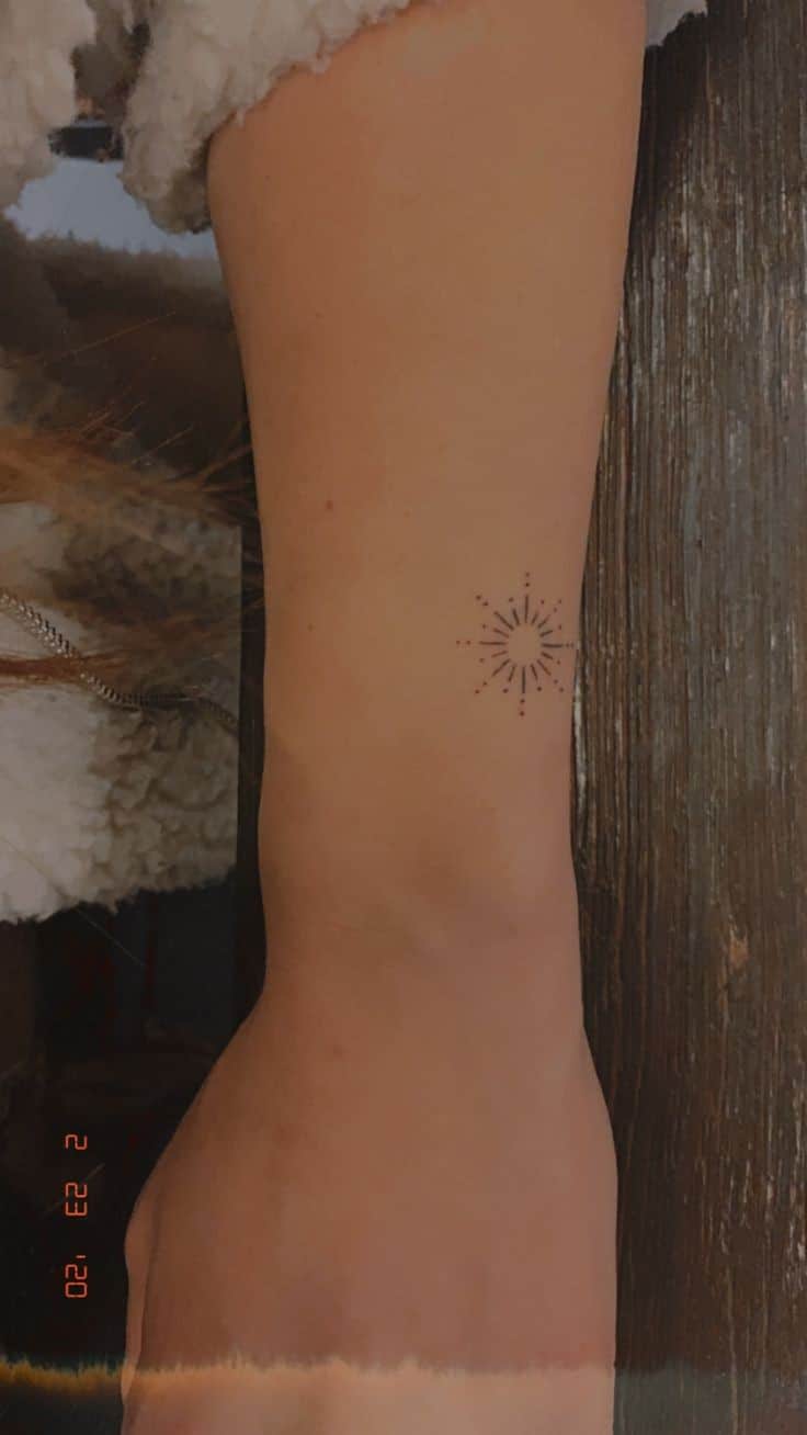 Tatuaje lineal sol