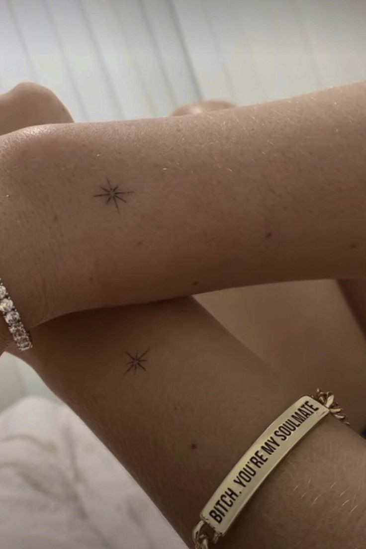 Tatuaje para amigas de estrella minimalista