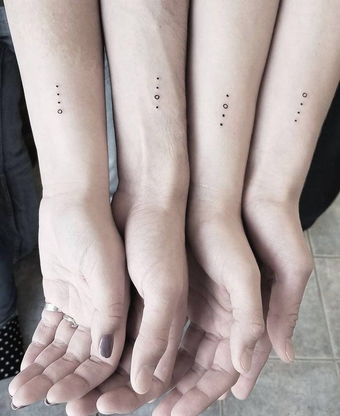 Tatuajes con punto de referencia para amigas