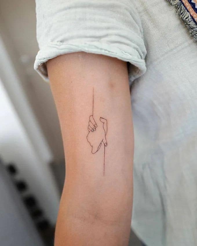 Tatuaje de dos manos juntas