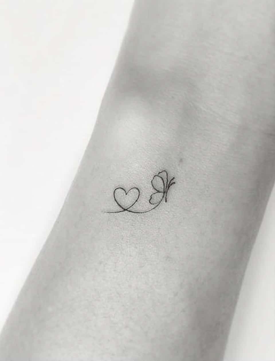Mini tatuaje de mariposa y corazón