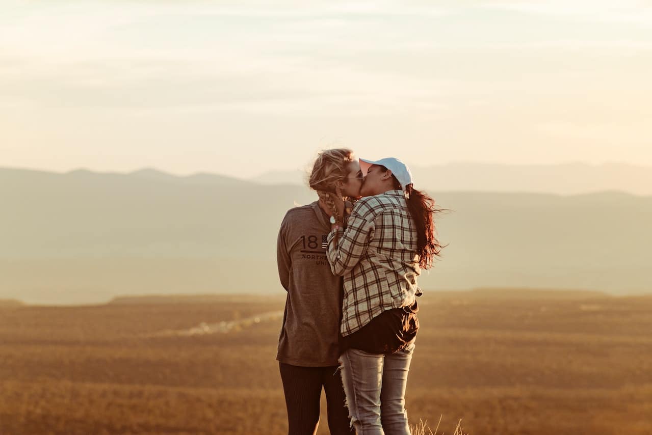 Hombre y mujer besándose al aire libre