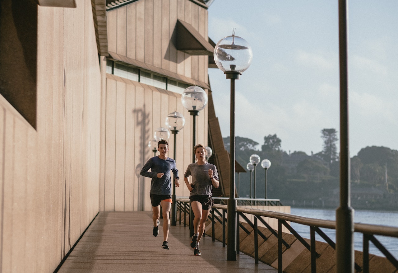 hombre y mujer haciendo ejercicio corriendo