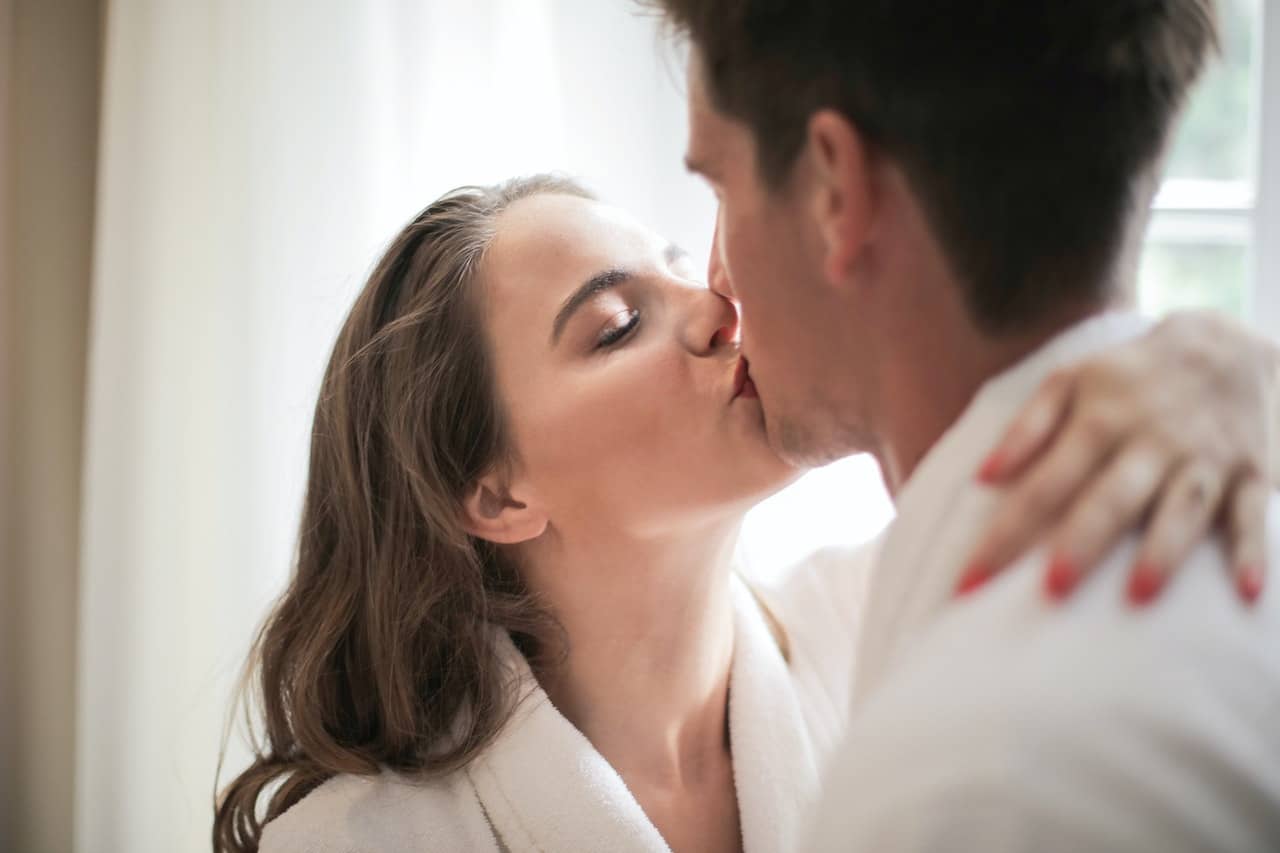 Mujer besando a su pareja