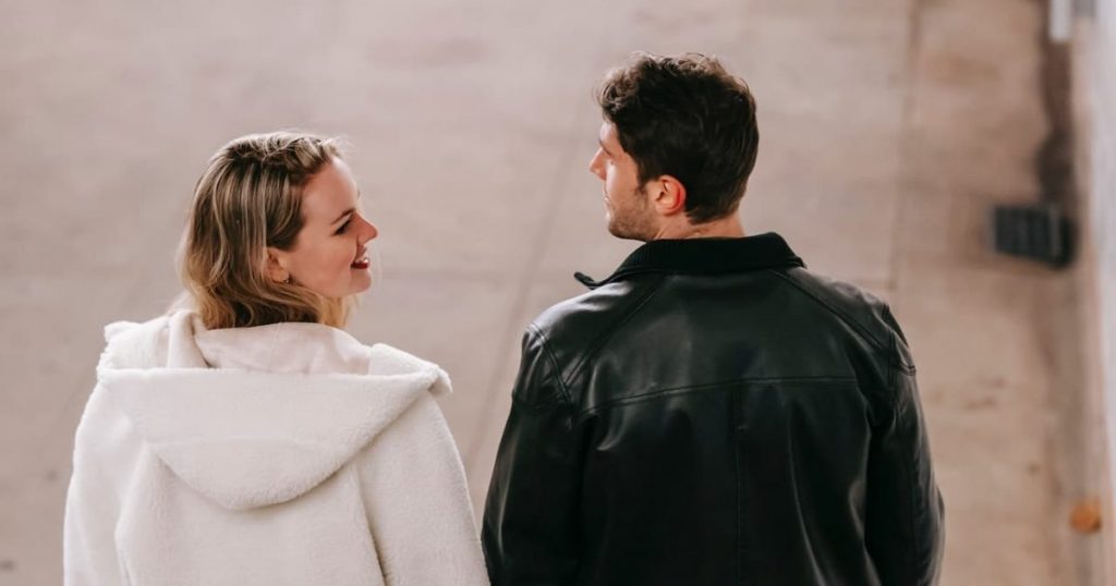 Cómo ligar si eres introvertido, según expertos