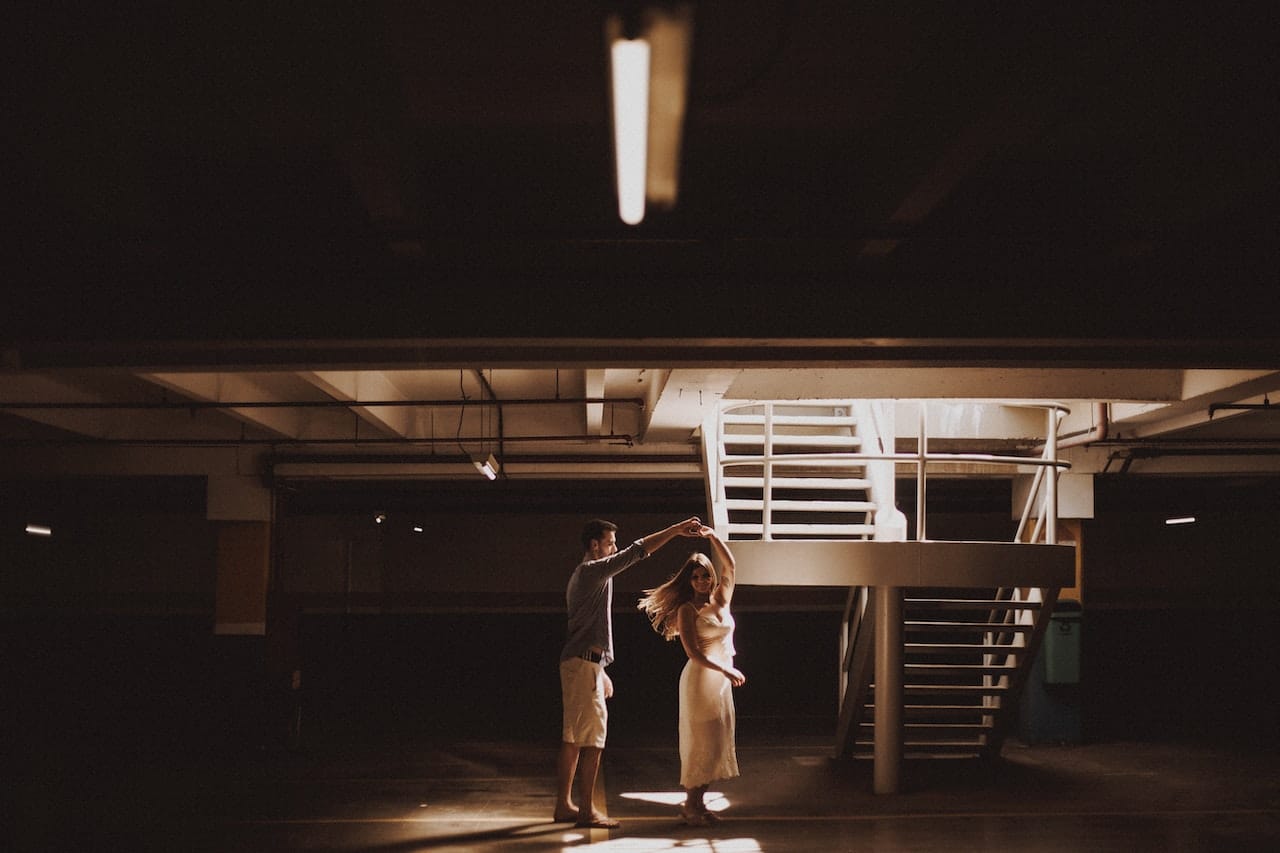 pareja bailando en un parking